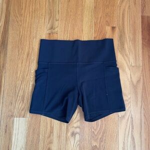 Athleta Salutation Stash Pocket II 5” short M